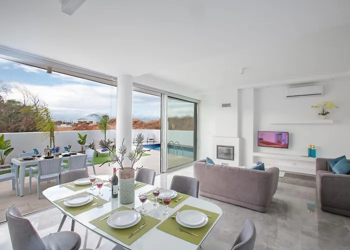 Prol24,brand New 2bdr With Pool,close To Fig Tree Bay *