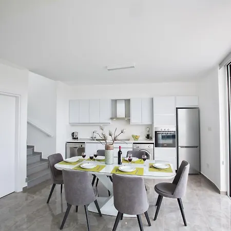 Prol24,brand New 2bdr With Pool,close To Fig Tree Bay