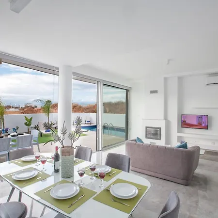 Prol24,brand New 2bdr With Pool,close To Fig Tree Bay *