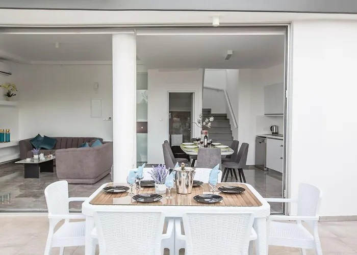 Vila Prol24,brand New 2bdr With Pool,close To Fig Tree Bay *