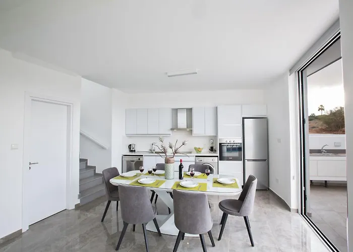 Prol24,brand New 2bdr With Pool,close To Fig Tree Bay