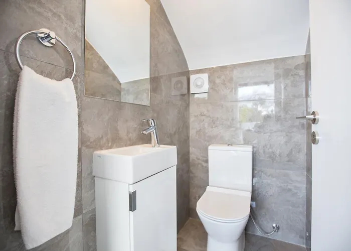 Vila Prol24,brand New 2bdr With Pool,close To Fig Tree Bay *