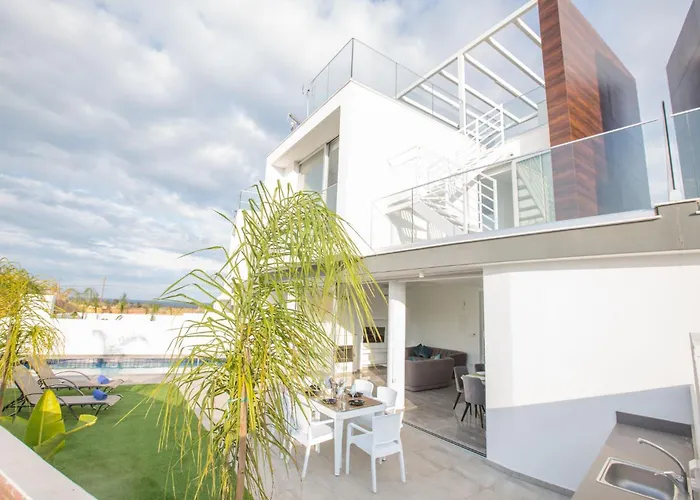 Vila Prol24,brand New 2bdr With Pool,close To Fig Tree Bay